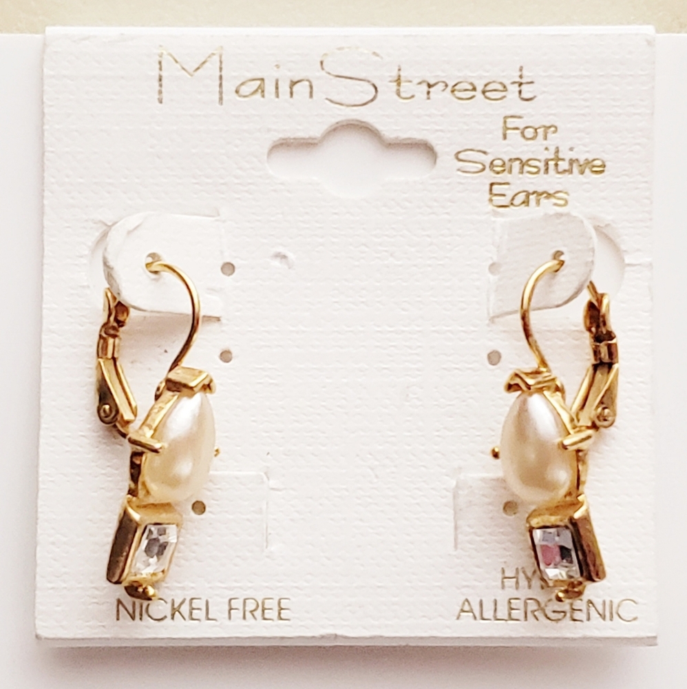NWT Pretty Pearl & Rhinestone Leverback Sensitive Ears Gold Tone Earrings